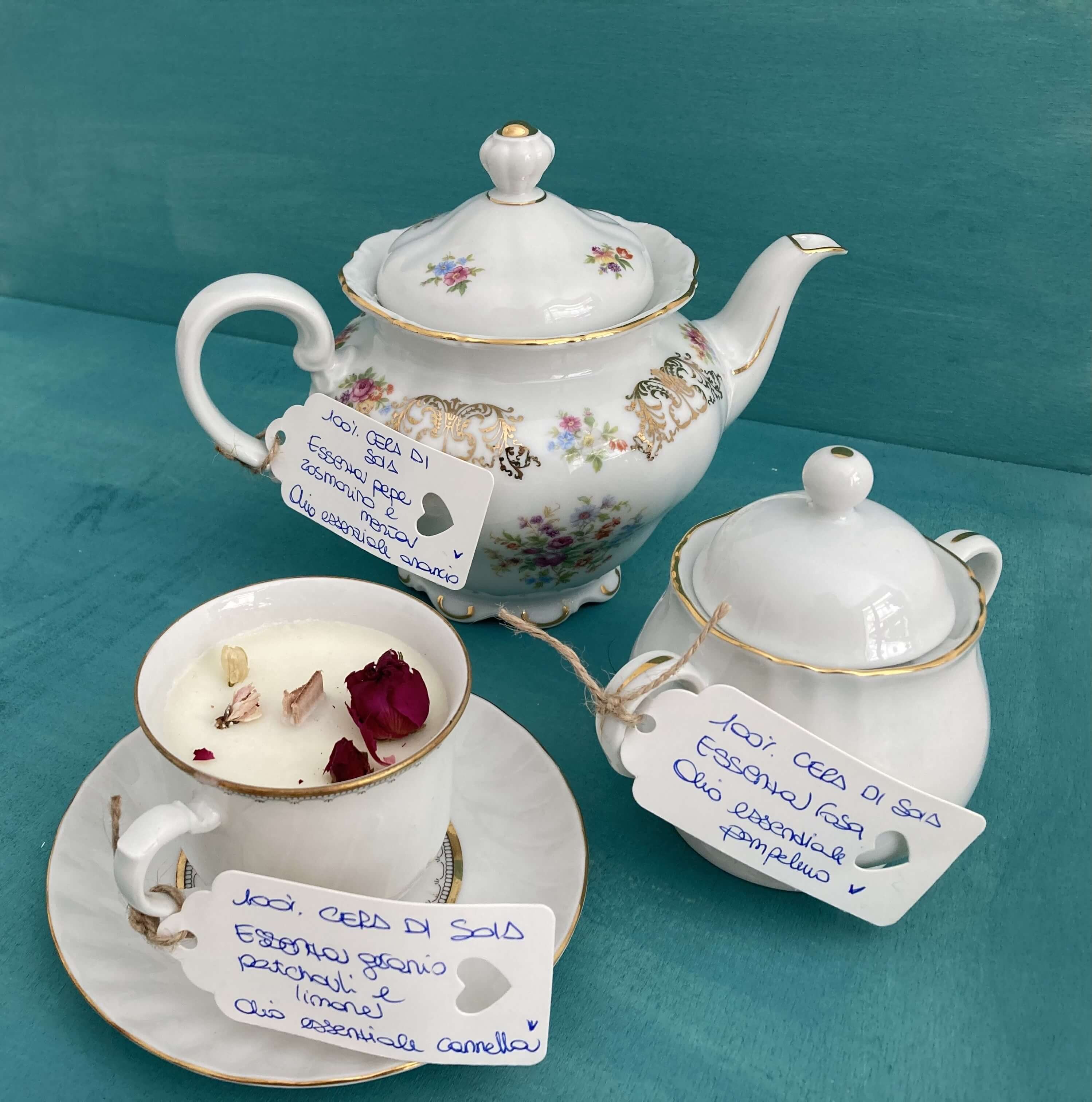 Tazzine con latte e fiori